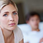 Nincs vita, nincs konfliktus, mégis úgy érzitek, eltűnt a közelség? Ismerd fel a csendes eltávolodás jeleit, és értsd meg, mi történik a kapcsolatotokban.